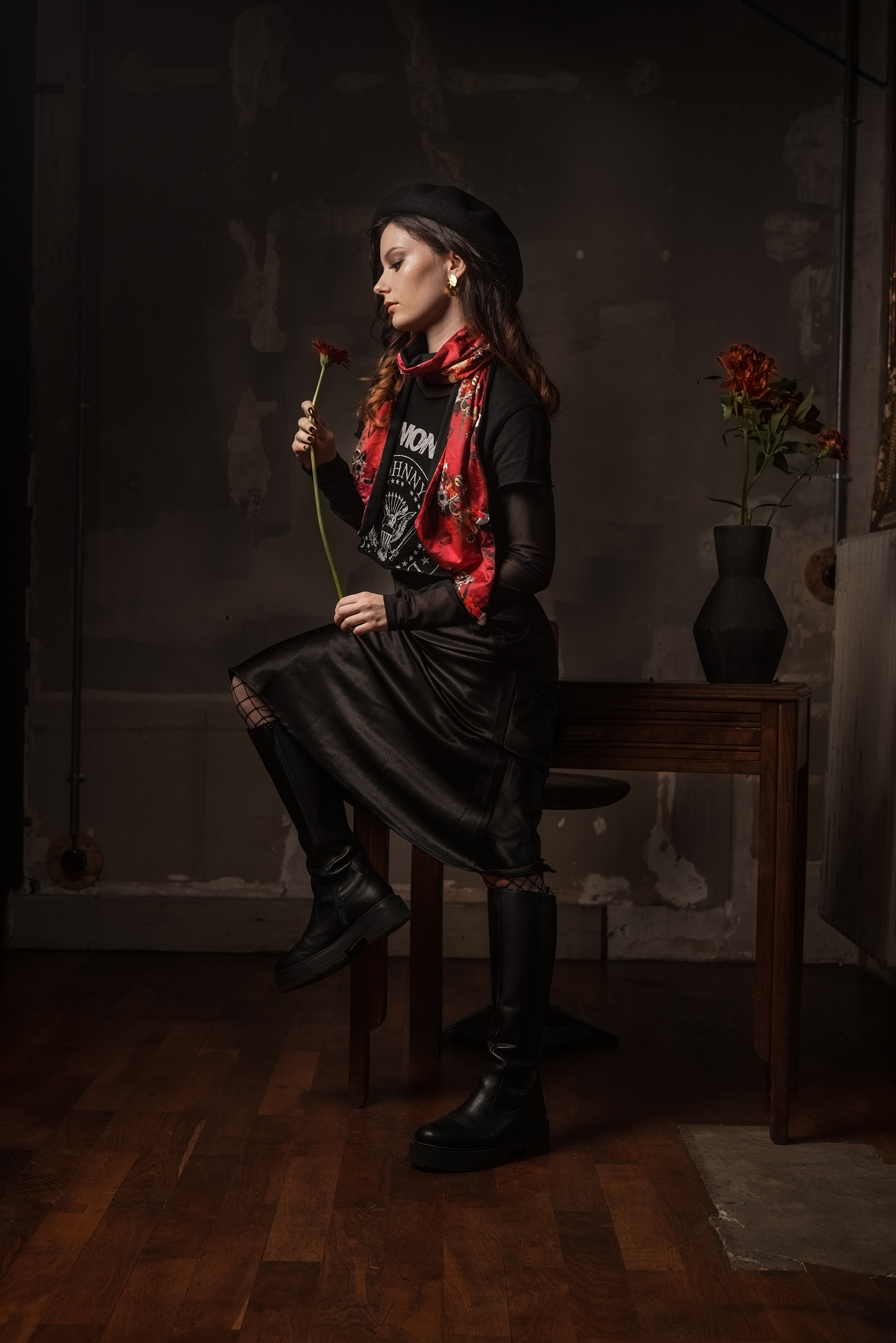 PHOTO écharpe microfibre PARISIENNE jeune fille brune melissa waret vêtue de noir portant une écharpe imprimé de la marque de Grenoble FST